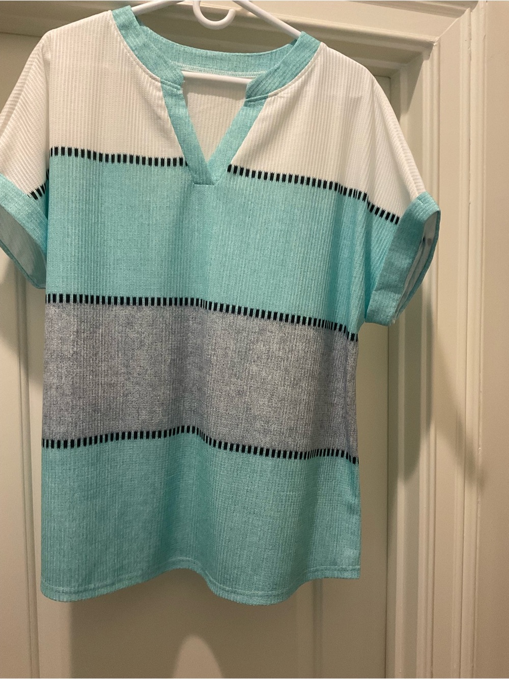 Women's Turquoise & White Short Sleeve V‑Notch Knit Top